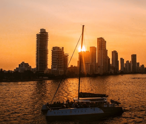 puesta del sol en cartagena de indias bonavida catamaranes